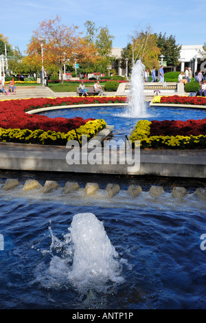 Die wunderschön gestalteten Innenhof in einer Shopping Mall außerhalb von Chicago Illinois USA Stockfoto