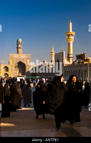 Pilgirms verschrieb Imam Reza Mausoleum Mashhad, Iran Stockfoto