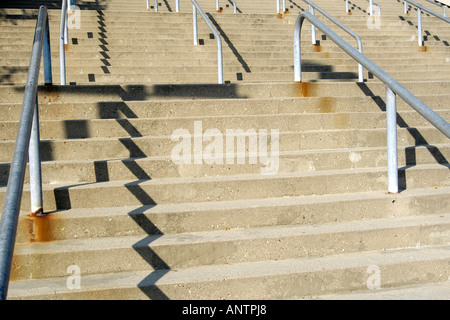 Konkrete Schritte und Handläufe außerhalb des RCA Dome in Indianapolis City Stockfoto