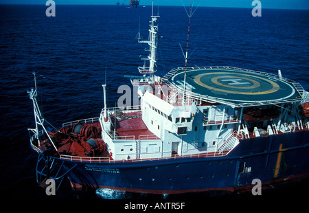 Nordsee Bohrinsel Unterstützung Schiff mit Hubschrauberlandeplatz Stockfoto