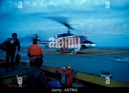 Nordsee Hubschrauber landet auf der Bohrinsel Brent Alpha Stockfoto