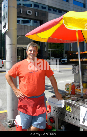 Erwachsenen männlichen Hotdog-Verkäufer an einer Straßenecke in der Innenstadt von Indianapolis IN Indiana Stockfoto