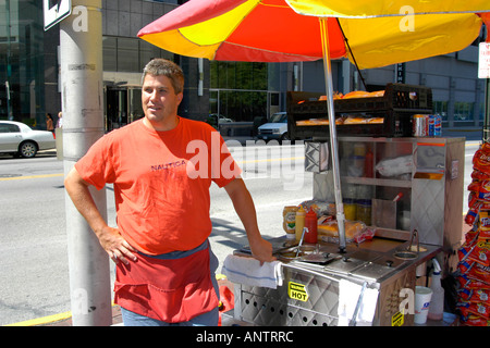 Erwachsenen männlichen Hotdog-Verkäufer an einer Straßenecke in der Innenstadt von Indianapolis IN Indiana Stockfoto