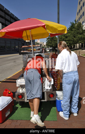 Erwachsenen männlichen Hotdog-Verkäufer an einer Straßenecke in der Innenstadt von Indianapolis IN Indiana Stockfoto