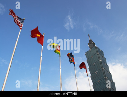 Taiwan, Fahnen außerhalb Taipei 101 Stockfoto