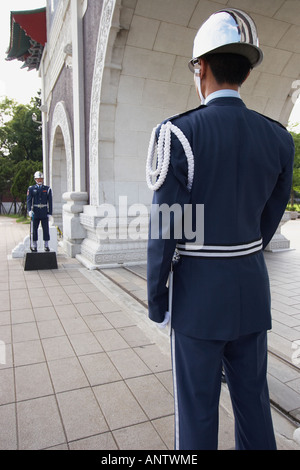 Soldaten stehen außen Märtyrer-Schrein Stockfoto