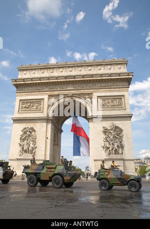 Französische militärische Fahrzeuge vorbeifahren der Arc De Triomphe am Nationalfeiertag Stockfoto