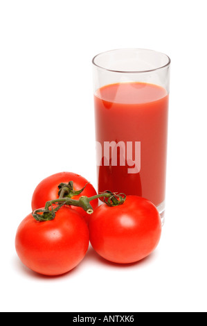 Glas Tomatensaft mit Tomaten auf weißem Hintergrund Stockfoto