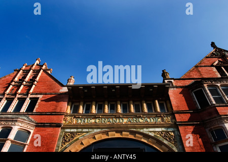 Der Grand Arcade in Leeds, West Yorkshire England Burmantofts Fayence mit blauen und gelben Fliesen Stockfoto