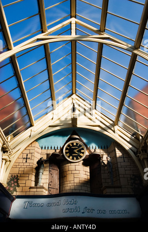 Zeit und Gezeiten warten keine Mann animierte Uhr von Potts von Leeds in der Grand Arcade in Leeds, West Yorkshire England Stockfoto