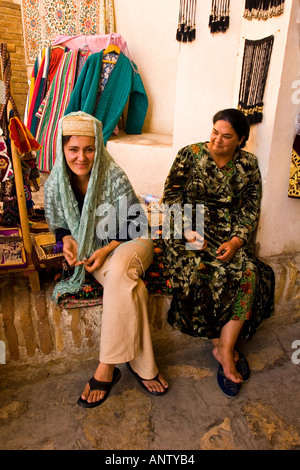 Fröhliche Frauen bei Buchara s Bazaar Buchara Usbekistan Stockfoto