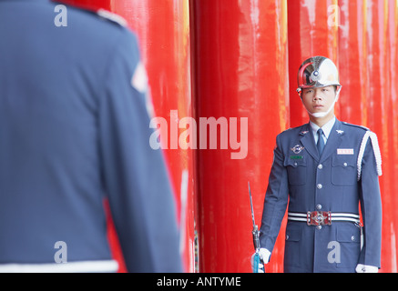 Soldaten stehen außen Märtyrer-Schrein Stockfoto