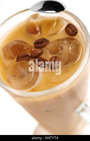 Eiskaffee mit Löffel Glas hautnah auf weißem Hintergrund Stockfoto