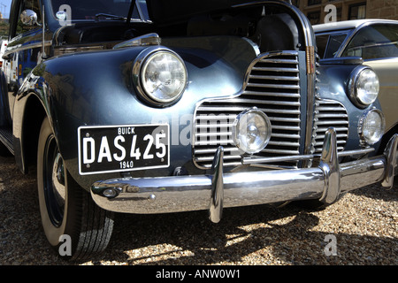 Nahaufnahme eines 1940 Buick Sedan Frontgrill und Nummernschild auf dem Display bei einer Fahrzeug-Kundgebung in England. Stockfoto