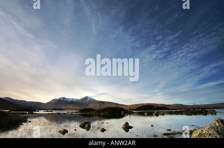 Winter auf Rannoch Moor, Blick man keine Achlaise auf den Gipfel des Blackmount-Gebirges, Glencoe, Lochaber, Schottland. Stockfoto