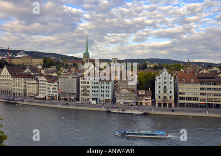 Ein Blick über den Fluss Limmat, Zürich, Schweiz, mit dem Turm der Predigerkirche (Prediger Kirche) auf die skyline Stockfoto