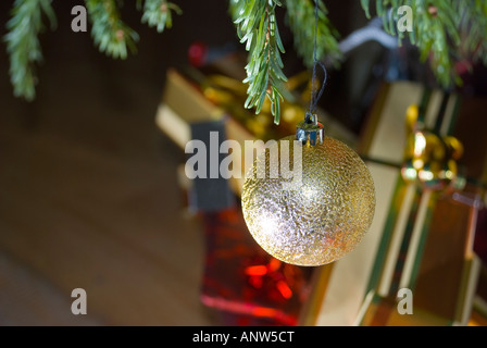 Weihnachtsschmuck Baum mit Geschenken Stockfoto
