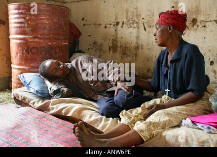 Eine Mutter (69) kümmert sich um ihren Sohn leidet an AIDS, Tansania Stockfoto