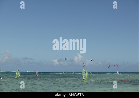 WINDSURFER UND KITESURFER IN AKTION-MAURITIUS Stockfoto