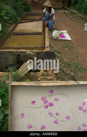 Myanmar Burma Shan State Pindaya Kunsthandwerk lokalen Werkstatt für die Fertigung von herkömmlichen Papier Sonnenschirme Blick auf Regenschirm Stockfoto