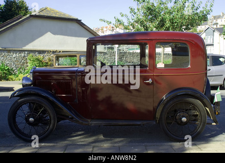 Austin 7 Oldtimer in Burgund mit schwarzen Rädern Bögen Stockfoto