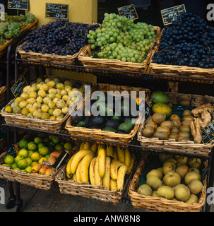 Bunte Anzeige von einer Fülle von Früchten in Weidenkörben am Marktstand in Südfrankreich Stockfoto