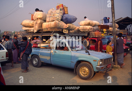 Überfüllten öffentlichen Verkehrsmitteln. Taungguyi, Shan-Staat, Myanmar (Burma). Stockfoto