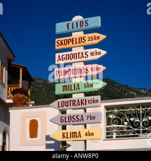 Bunte Wegweiser mit Destinationen und Entfernungen in Kilometern zeigt beides auf Skopelos Insel Nördlichen Sporaden Griechenland Stockfoto
