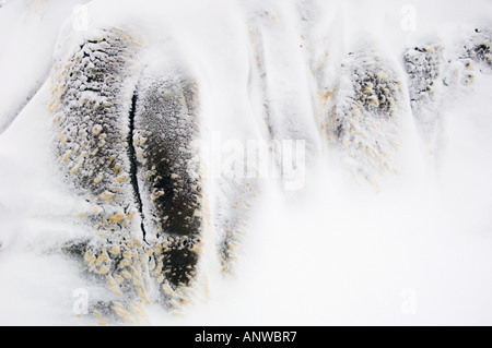 Neuschnee auf Tonstein Ödland in der Nähe von Hoodoos, Drumheller, East Coulee, Alberta, Kanada Stockfoto