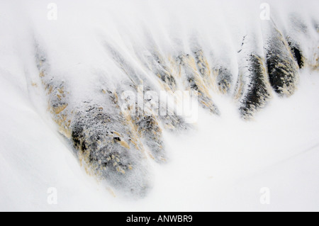 Neuschnee auf Tonstein Ödland in der Nähe von Hoodoos, Drumheller, East Coulee, Alberta, Kanada Stockfoto