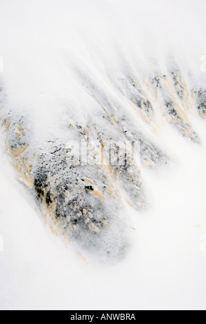 Neuschnee auf Tonstein Ödland in der Nähe von Hoodoos, Drumheller, East Coulee, Alberta, Kanada Stockfoto