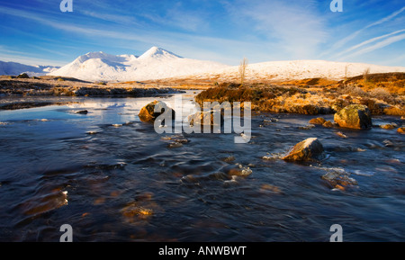 Winter auf Rannoch Moor, Blick man keine Achlaise auf den Gipfel des Blackmount-Gebirges, Glencoe, Lochaber, Schottland. Stockfoto