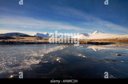 Winter auf Rannoch Moor, Blick man keine Achlaise auf den Gipfel des Blackmount-Gebirges, Glencoe, Lochaber, Schottland. Stockfoto