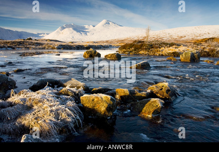 Winter auf Rannoch Moor, Blick man keine Achlaise auf den Gipfel des Blackmount-Gebirges, Glencoe, Lochaber, Schottland. Stockfoto