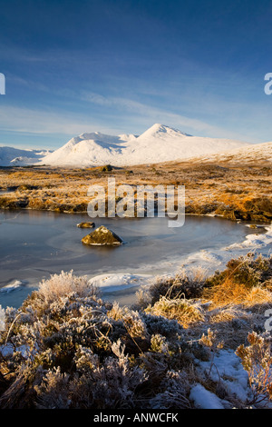 Winter auf Rannoch Moor, Blick man keine Achlaise auf den Gipfel des Blackmount-Gebirges, Glencoe, Lochaber, Schottland. Stockfoto