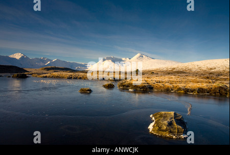 Winter auf Rannoch Moor, Blick man keine Achlaise auf den Gipfel des Blackmount-Gebirges, Glencoe, Lochaber, Schottland. Stockfoto