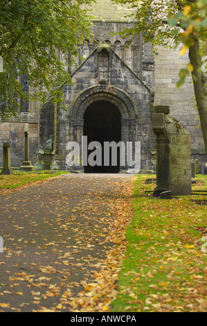 Friedhof und Kirche Eingang Dunfermline Abbey Church, Scotland Stockfoto