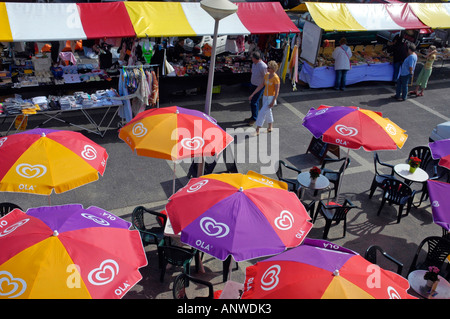 Menschen und bunten Sonnenschirmen auf einem Markt, Noordwijk, Südholland, Holland, Niederlande Stockfoto