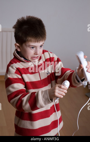 Junge mit Nintendo Wii spielen Stockfoto