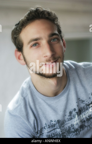 Porträt von lächelnden jungen Mann Nahaufnahme Stockfoto