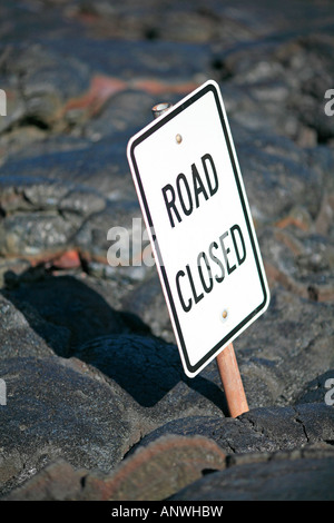 Halb begraben geschlossen Straßenschild in alten Pahoehoe-Lavastrom Hawaiʻi-Volcanoes-Nationalpark Stockfoto