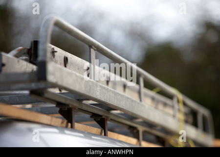 Leiter auf den Dachgepäckträger eines Mitarbeiter-Vans Stockfoto