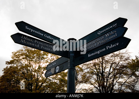 Serpentine Gallery, Diana Meorial Brunnen, Kensington Palast Queensway Pfeil Indikation in Kensington Gardens London Stockfoto