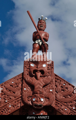 Holzschnitzereien im Haus der Begegnung in der maori Dorfes Ohinemutu, Rotorua, Südinsel, Neuseeland Stockfoto