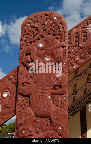 Holzschnitzereien im Haus der Begegnung in der maori Dorfes Ohinemutu, Rotorua, Südinsel, Neuseeland Stockfoto