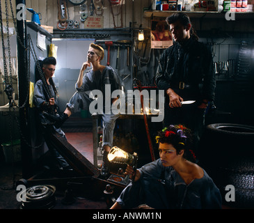 Friseur mit Beispielen von seinem Rasiermesser Schnitttechnik. In einer Autowerkstatt Reparatur erschossen. Stockfoto