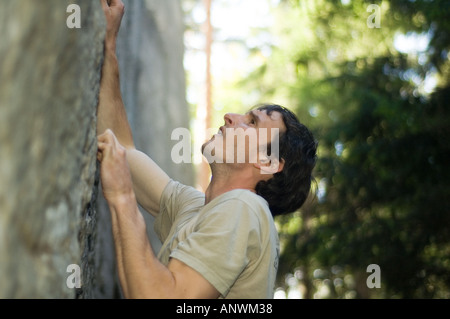 Nahaufnahme eines Kletterers klettern einer Route in der Elbe Sandstein Gebirge Elbsandsteingebirge Ost-Deutschland Stockfoto