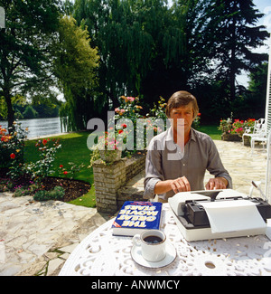 Michael Parkinson schreibt in seinem Garten in Bray Stockfoto