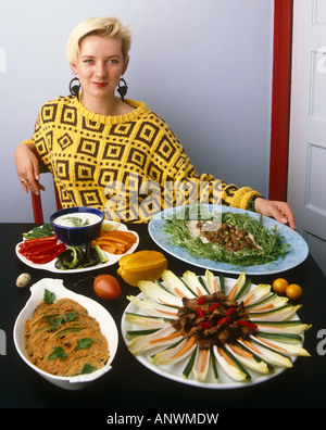 Starkoch Sophie Grigson mit Tabelle der Gerichte Stockfoto