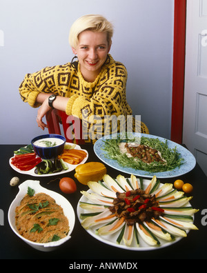 Starkoch Sophie Grigson mit Tabelle der Gerichte Stockfoto